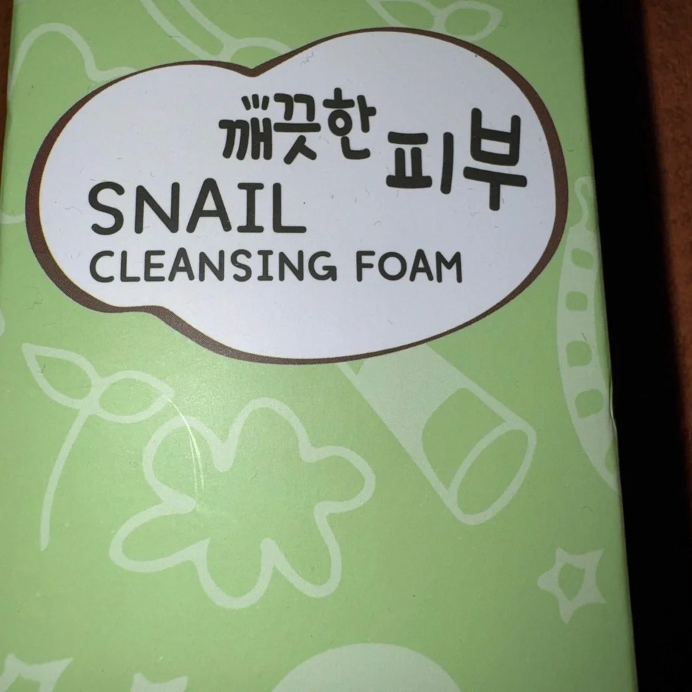 Esfolio Snail Cleansing Foam - Green and White - Picture 3 of 7